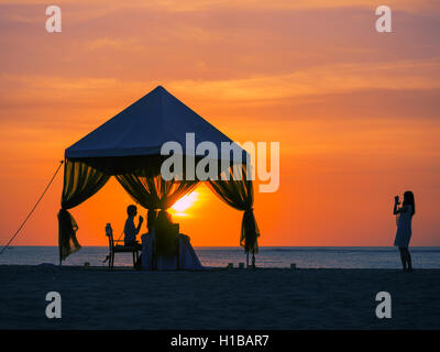 Dîner romantique sur la plage à Bali Banque D'Images