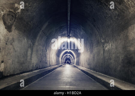 Les gens passer dans le vieux tunnel souterrain. Banque D'Images