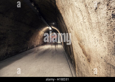 Les gens passer dans le vieux tunnel souterrain. Banque D'Images