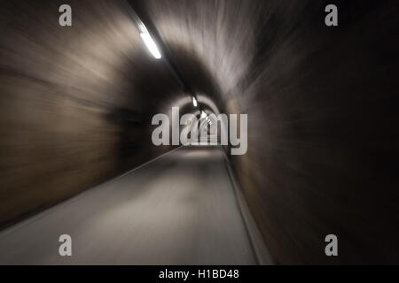 Les gens passer dans le vieux tunnel souterrain. Banque D'Images