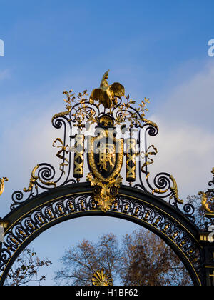 Nation de l'emblème de la République de France sur une porte en métal décoré à l'Elysée Banque D'Images