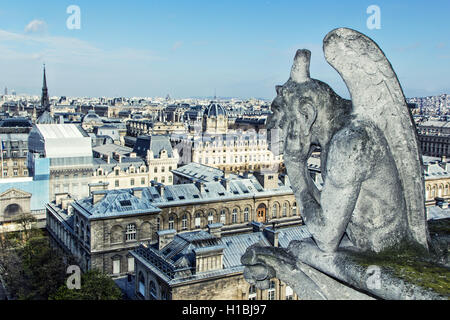 Paris wit fragment architectural de gargouille en premier plan, prise du toit de la Cathédrale Notre Dame Banque D'Images