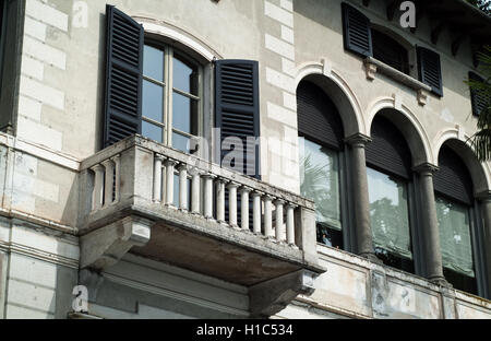 Varenna, italie - Septembre 4th, 2015 : photo gros plan d'un balcon donnant sur la façade de la Villa Monastero à Varenna, Italie. Banque D'Images