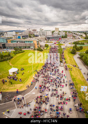 Célébration de la journée de l'indépendance dans Kopavogur, une banlieue de Reykjavik, Islande. Cette photo est prise à l'aide d'un drone. Banque D'Images