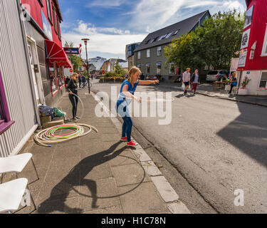 Fille à l'aide d'un cerceau, Menningarnott-Cultural Festival à Reykjavik, Islande Banque D'Images