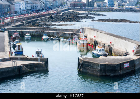 Portstewart, Irlande - 05 juin, 2016. Bateau de pêche et le port de Portrush, rue main sur front de mer, le comté de Londonderry , Norther Banque D'Images