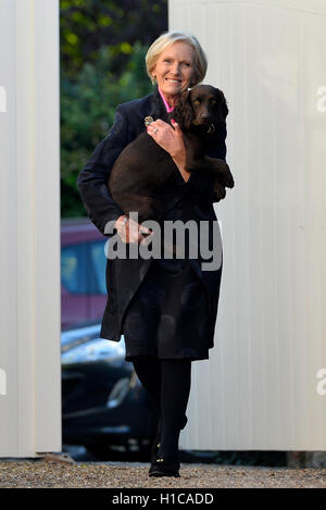 Marie Berry avec son chien Darcey devant son domicile dans le Buckinghamshire, après qu'elle a annoncé qu'elle ne rejoindrait pas le Great British Bake Off sur canal 4, disant 'Ma décidé de rester avec la BBC est par fidélité à eux." Banque D'Images