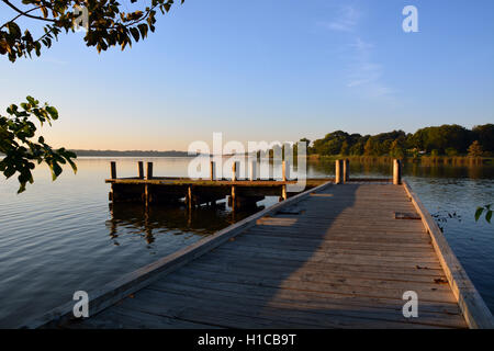 Le soleil se lève sur un quai de pêche sur White Rock Lake à Dallas au Texas. Banque D'Images