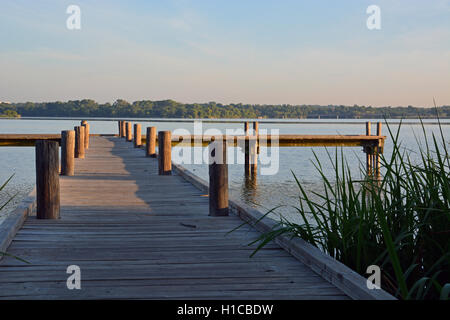 Le soleil se lève sur un quai de pêche sur White Rock Lake à Dallas au Texas. Banque D'Images