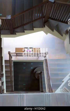 Escalier carré dans une ancienne tour médiévale Banque D'Images