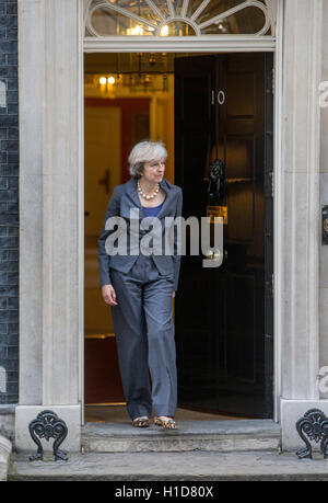 Premier ministre,Theresa Mai,laisse la porte du numéro 10 Downing Street Banque D'Images