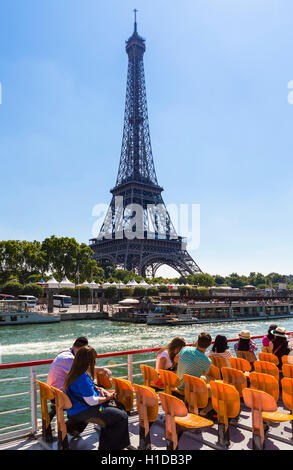 La Tour Eiffel Tower (Tour Eiffel), à partir d'un bateau-mouche sur la Seine, Paris, France Banque D'Images