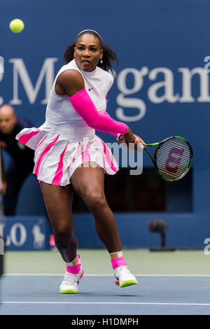 Serena Williams (USA) qui se font concurrence dans l'US Open 2016 Banque D'Images