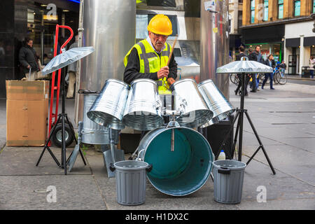 Musicien ambulant jouant à Glasgow, à l'aide de poubelles comme un ensemble de batterie, Glasgow, Écosse, Royaume-Uni Banque D'Images