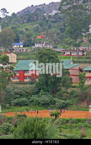 Les enfants de l'école jouer au soccer à l'école, Royaume du Swaziland, Mbabane Banque D'Images