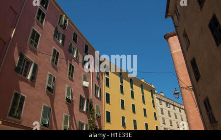 Les maisons colorées d'Ajaccio, Corse, France. Banque D'Images