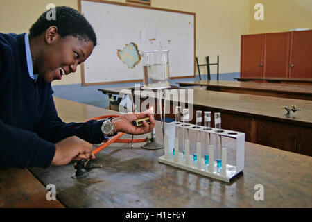 Fille de l'école à l'école d'éclairage brûleur Bunsen lab, St Mark's School, Mbabane, Hhohho, Royaume du Swaziland Banque D'Images