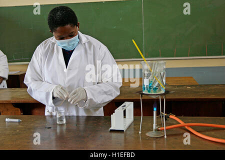 School girl doing experiment in school lab, St Mark's School, Mbabane, Hhohho, Royaume du Swaziland Banque D'Images