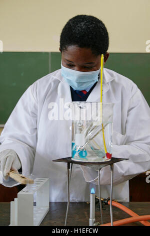 School girl doing experiment in school lab, St Mark's School, Mbabane, Hhohho, Royaume du Swaziland Banque D'Images