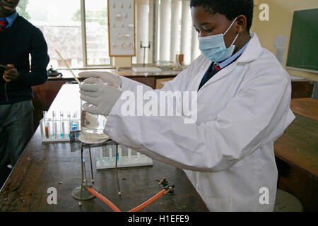 School girl doing experiment in school lab, St Mark's School, Mbabane, Hhohho, Royaume du Swaziland Banque D'Images