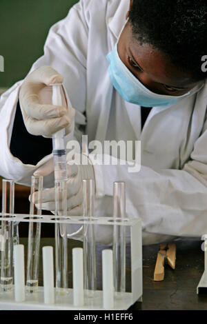 School girl doing experiment in school lab, St Mark's School, Mbabane, Hhohho, Royaume du Swaziland Banque D'Images