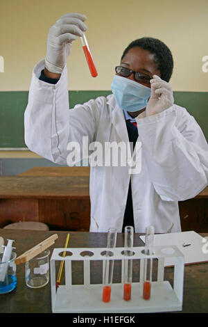 School girl doing experiment in school lab, St Mark's School, Mbabane, Hhohho, Royaume du Swaziland Banque D'Images