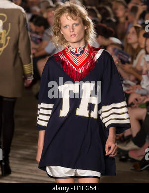 NEW YORK, NY - 09 septembre 2016 : Hanne Gaby Odiele promenades la piste à Tommy Hilfiger Women's Fashion Show NYFW Banque D'Images