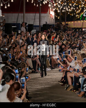 NEW YORK, NY - 09 septembre 2016 : Gigi Hadid promenades la piste à Tommy Hilfiger Women's Fashion Show NYFW Banque D'Images