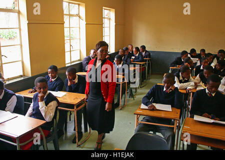 Enseignant de l'école avec les enfants de l'école, dans une classe, l'école de St Marc, Mbabane, Hhohho, Royaume du Swaziland Banque D'Images