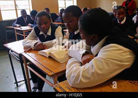 Les enfants de l'école lecture en classe, St Mark's School, Mbabane, Hhohho, Royaume du Swaziland Banque D'Images