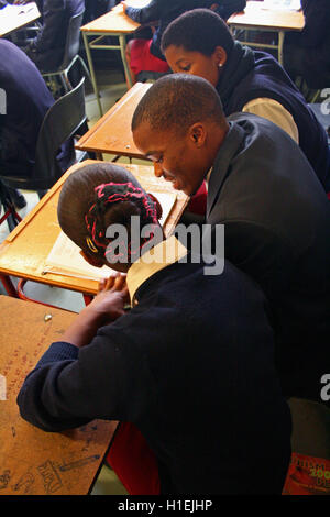 Les enfants de l'école lecture en classe, St Mark's School, Mbabane, Hhohho, Royaume du Swaziland Banque D'Images