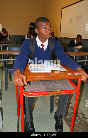 School boy reading in classroom, St Mark's School, Mbabane, Hhohho, Royaume du Swaziland Banque D'Images