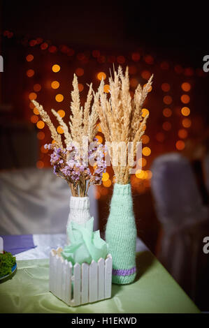 Beau bouquet de fleurs dans un vase sur la table Banque D'Images