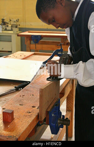 School boy plaining en bois woodwork classe, St Mark's School, Mbabane, Hhohho, Royaume du Swaziland Banque D'Images