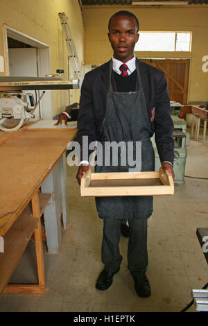 School boy holding du plateau du petit déjeuner qu'il a faites en classe, boiseries St Mark's School, Mbabane, Swaziland Hhohho, Banque D'Images