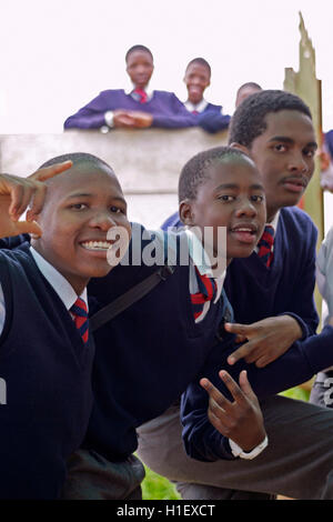 Les enfants de l'école en dehors de la classe, l'école de St Marc, Mbabane, Hhohho, Royaume du Swaziland Banque D'Images