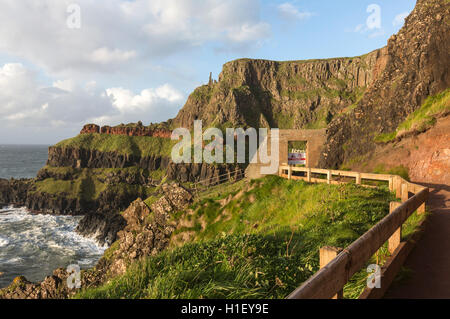 Giant's Causeway à pied à vélo fermé, Bushmills, comté d'Antrim, en Irlande du Nord, Royaume-Uni Banque D'Images