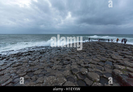 Près d'un peuple brave océan dans Giant's Causeway, Bushmills, comté d'Antrim, en Irlande du Nord, Royaume-Uni Banque D'Images