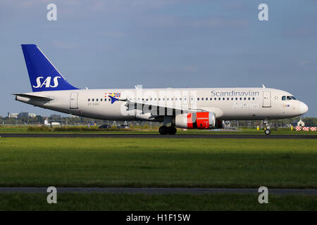 Scandinavian Airlines (SAS) Airbus A320 atterrit sur la piste 18R de l'aéroport de Schipol à Amsterdam. Banque D'Images