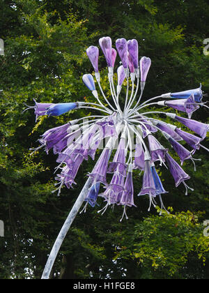 Détail de haut d'une sculpture géante en métal et verre par Jenny Pickford Agapanthus 'fleurs' à Tatton Park RHS Flower Show 2016, Cheshire, Royaume-Uni. Banque D'Images