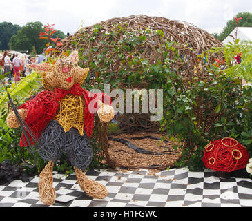 Alice au Pays des Merveilles la pièce par Twigtwisters Willow willow (sculpture) par Sarah) Gallagher-Heyes au jardin de Tatton Flower Show à Cheshire, Angleterre 2016 Banque D'Images