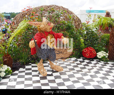Alice au Pays des Merveilles la pièce par Twigtwisters Willow willow (sculpture par Sarah Gallagher-Heyes) au jardin de Tatton Flower Show 2016 Banque D'Images