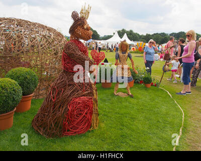 Alice au Pays des Merveilles la pièce par Twigtwisters Willow willow (sculpture par Sarah Gallagher-Heyes) au jardin de Tatton Flower Show 2016 Banque D'Images