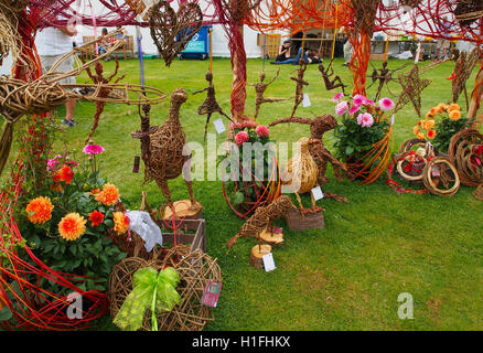 Sculptures de jardin en rotin tissé par Twigtwisters (willow sculpture par Sarah) Gallagher-Heyes à Tatton Garden Flower Show 2016. Banque D'Images