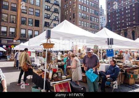 New York City,NY NYC Manhattan,Chelsea,Chelsea Flea Market,Weekly Market,shopping shopper shoppers shopping magasins marchés achats vente,retai Banque D'Images