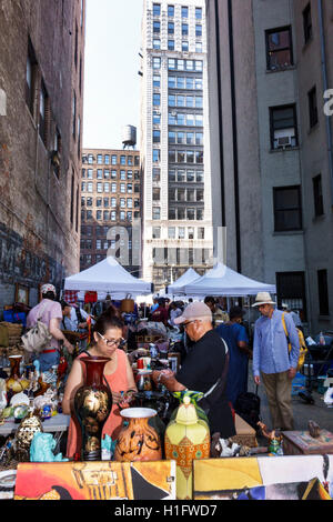 New York City,NY NYC Manhattan,Chelsea,Chelsea Flea Market,Weekly Market,shopping shopper shoppers shopping magasins marchés achats vente,retai Banque D'Images