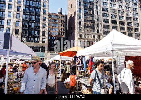 New York City,NY NYC Manhattan,Chelsea,Chelsea Flea Market,Weekly Market,shopping shopper shoppers shopping shops marchés achats vente,Retail store stor Banque D'Images