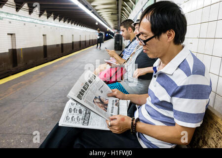 New York City,NY NYC Manhattan,4th Street Station,metro,MTA,plate-forme,passagers rider riders,Commuter,rider,asiatique adulte,adultes,homme hommes Banque D'Images