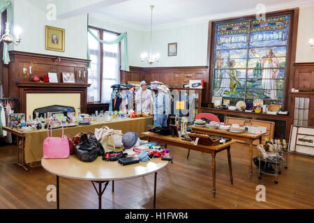 New York City,NY NYC Brooklyn,fort Greene Flea Market,Cadman Congregational Church,vente de rumage,vêtements vintage,accessoires,articles ménagers,table d'exposition,s Banque D'Images