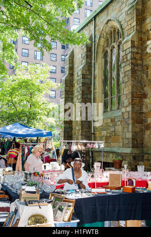 New York City,NY NYC Brooklyn,fort Greene Flea Market,Cadman Congregational Church,marché,rummage,vente,extérieur,vintage,vêtements,housewares,dix Banque D'Images